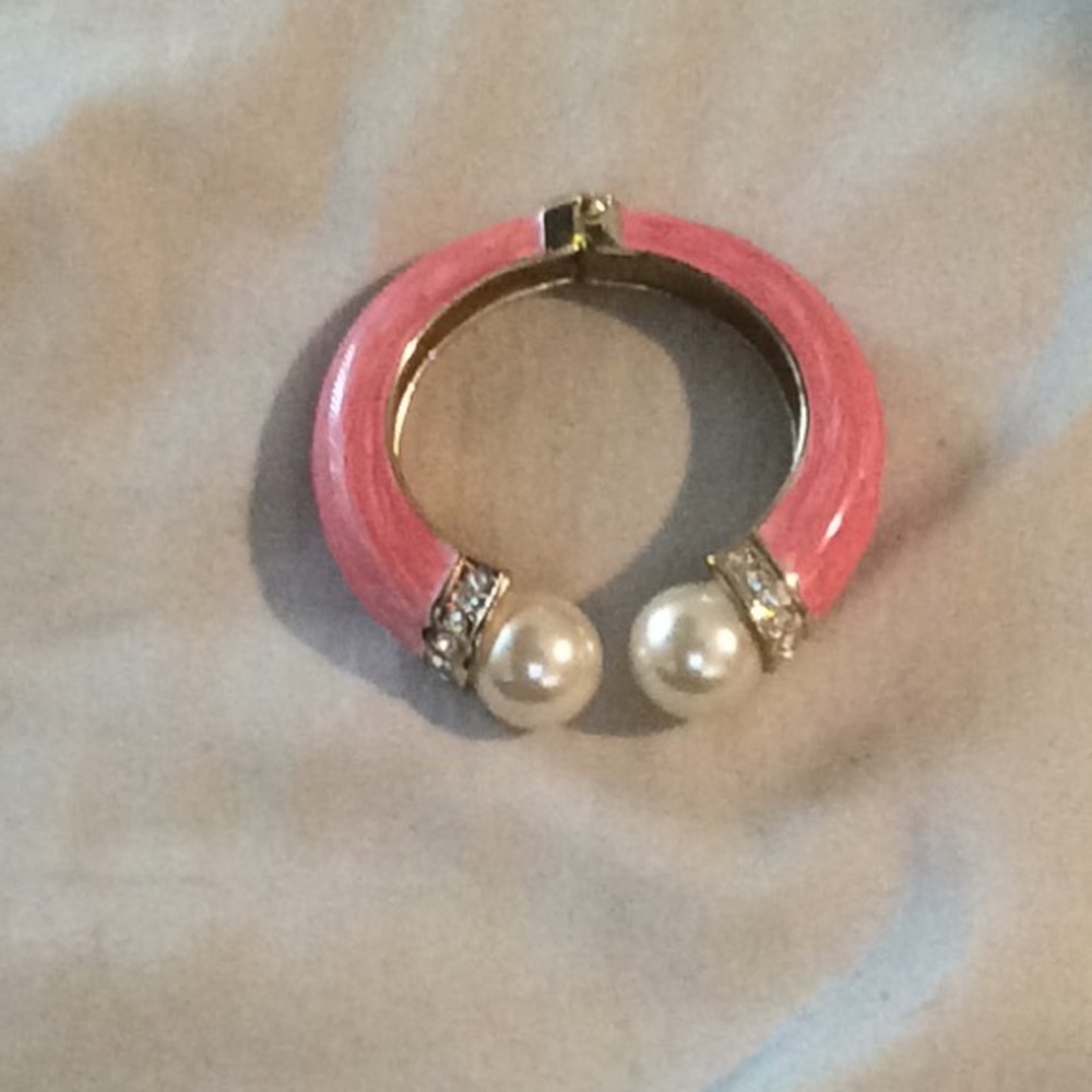 A vintage pearl chunky cuff bracelet.